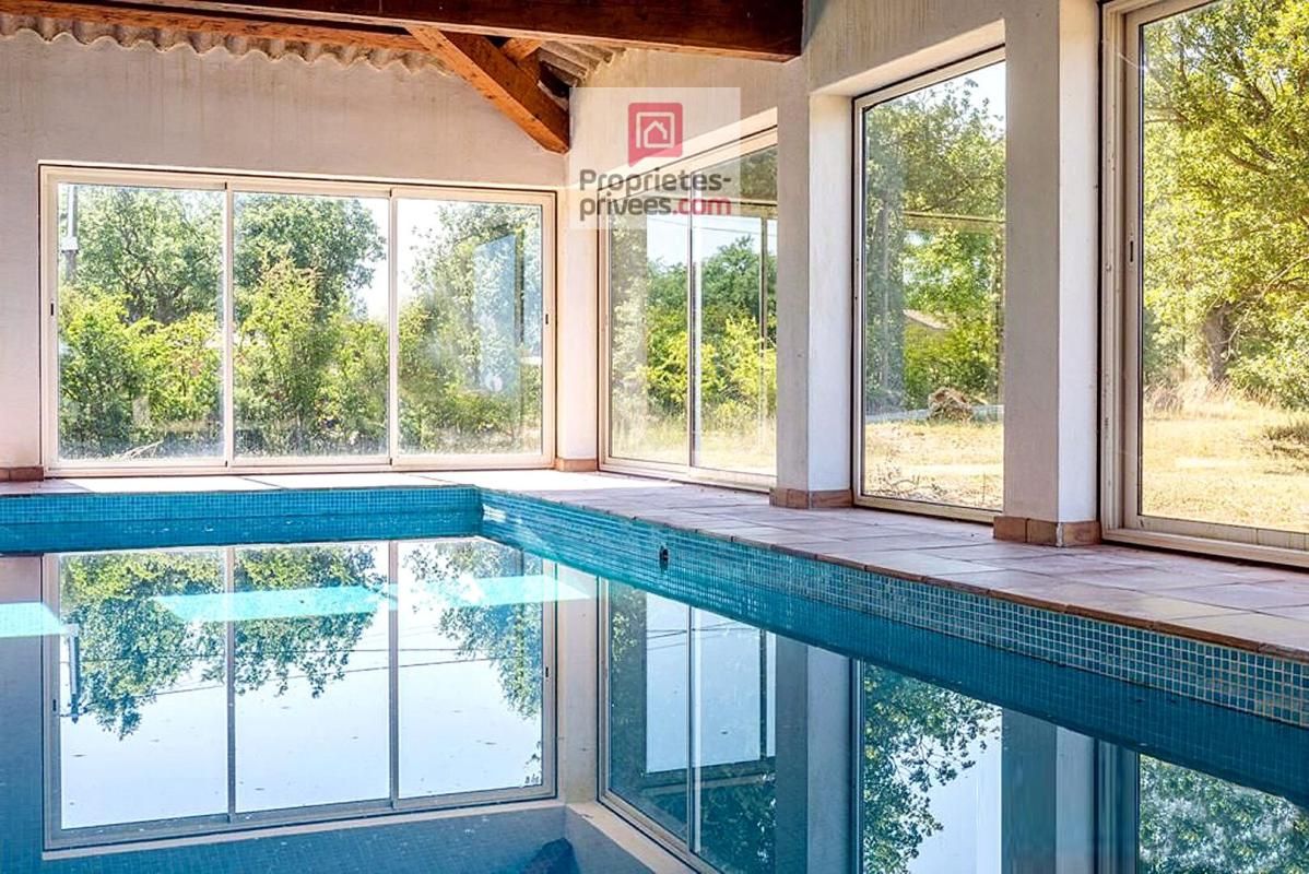 Maison cossue familiale avec piscine couverte sur grand terrain