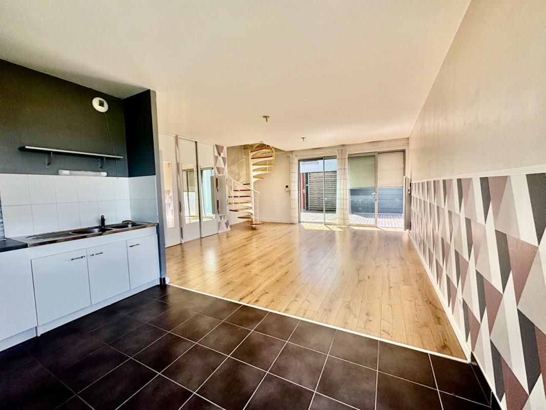 AMIENS Appartement en Duplex de 70m2 , 2 chambres,,terrasse dans résidence sécurisée avec places de parking 3