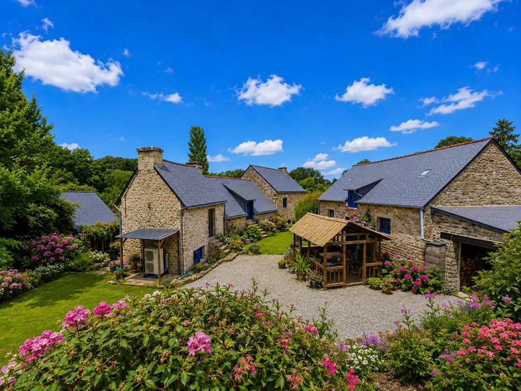 Belle maison en pierres  de 1901 avec  de nombreuses dépendances -134 m² habitables + 236 m2 aménageables supplémentaires - Terrain de 1 850 m² - Environnement calme et verdoyant