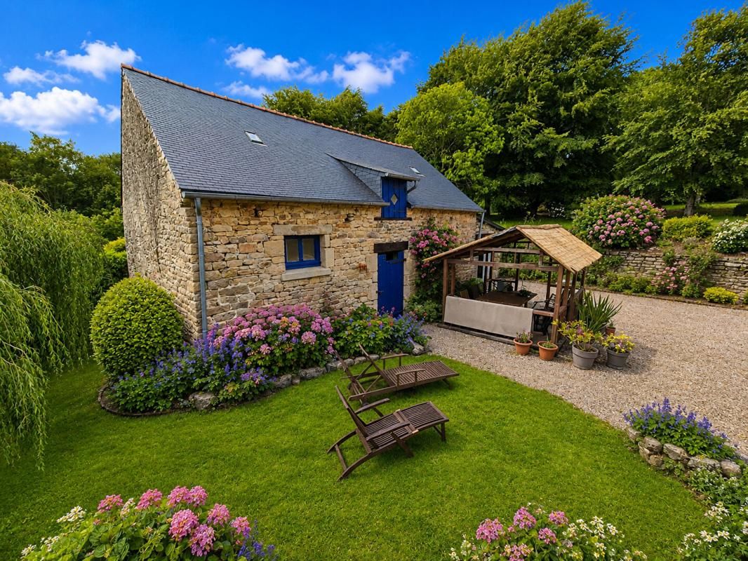 PRIZIAC Belle maison en pierres  de 1901 avec  de nombreuses dépendances -134 m² habitables + 236 m2 aménageables supplémentaires - Terrain de 1 850 m² - Environnement calme et verdoyant 3