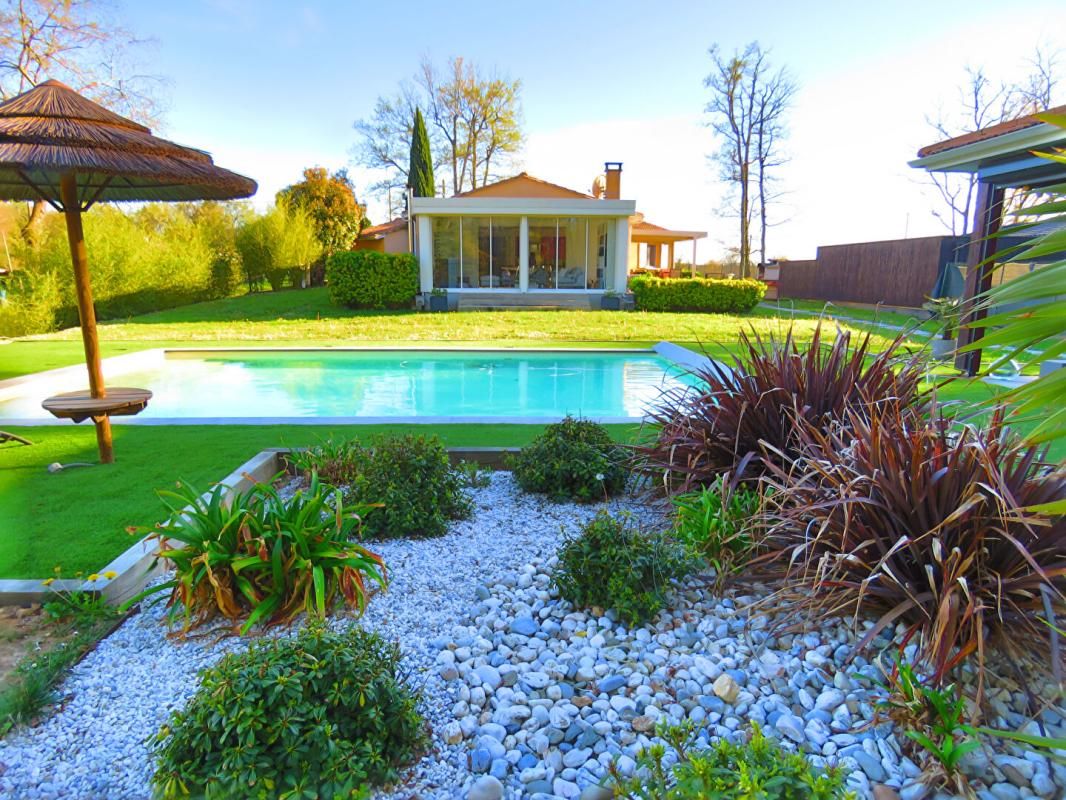 CAMARSAC Belle maison familiale récente avec piscine sur grand jardin avec vue forêt à Camarsac 1