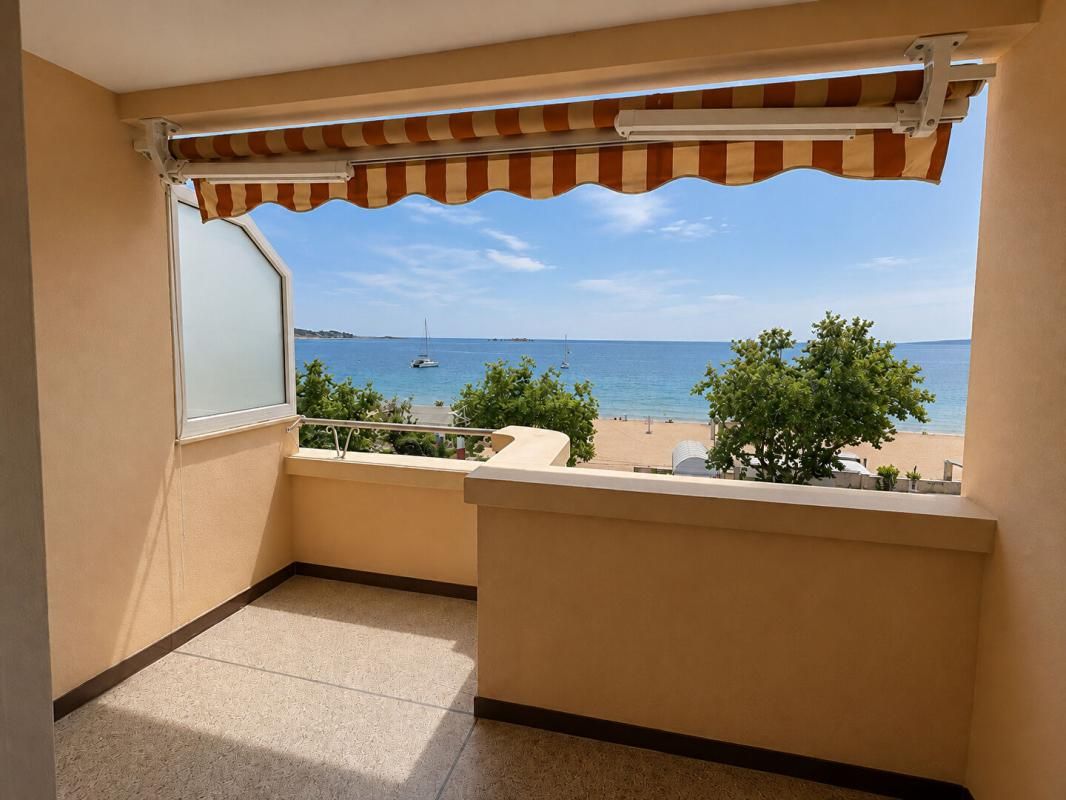 FREJUS FREJUS-PLAGE Appartement 2 pièces face à la mer et plage 1