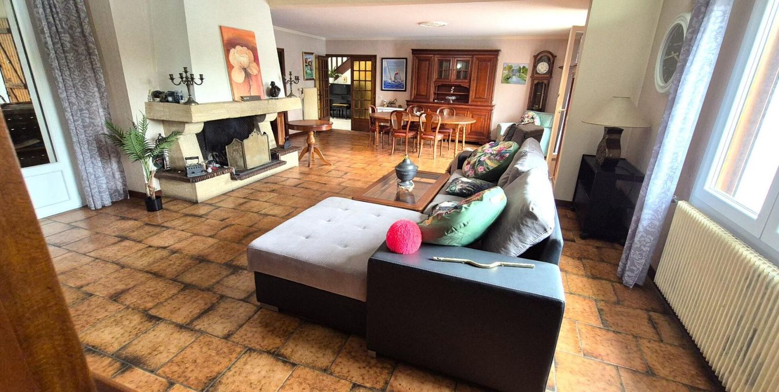 SAINT-DIZIER Belle Propriété ou Villa avec sa Piscine de 50 m² à réhabiliter entièrement où Maison Individuelle sur Sous-sol Complet de 223 m² à Rénover avec sa Cour sécurisée de 125 m², Balcon, Véranda, Terrasse avec sa Piscine creusée et Terrain clos, arborés et Pay 3