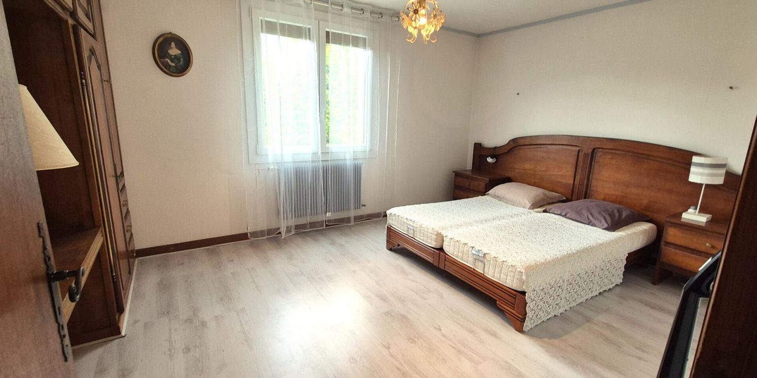 SAINT-DIZIER Belle Propriété ou Villa avec sa Piscine de 50 m² à réhabiliter entièrement où Maison Individuelle sur Sous-sol Complet de 223 m² à Rénover avec sa Cour sécurisée de 125 m², Balcon, Véranda, Terrasse avec sa Piscine creusée et Terrain clos, arborés et Pay 4