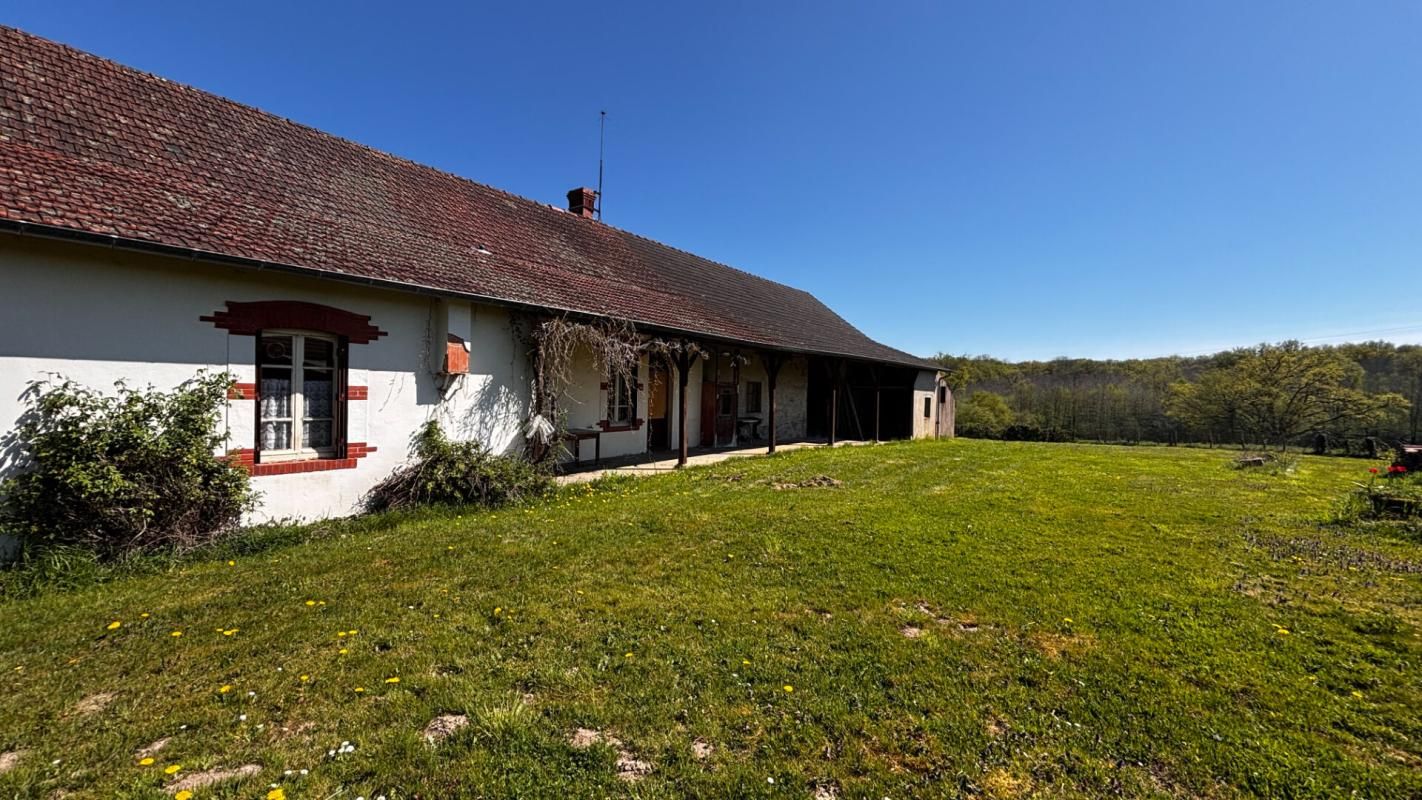 HUILLY-SUR-SEILLE Sur 2700 m2 de terrain, belle ferme à rénover 4