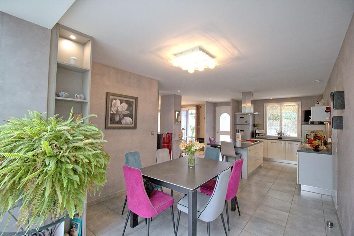 FENEU FENEU Maison totalement abouti de 170 m² 4