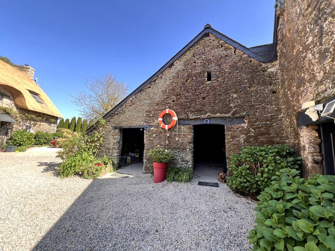 Magnifique chaumière de 225 m2- 4 ch- Annexes- piscine