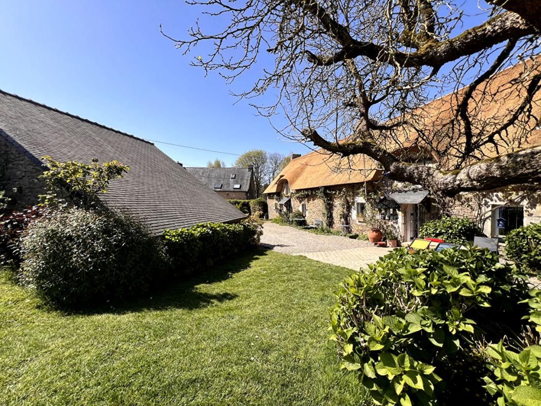 PLUVIGNER Magnifique chaumière de 225 m2- 4 ch- Annexes- piscine 2