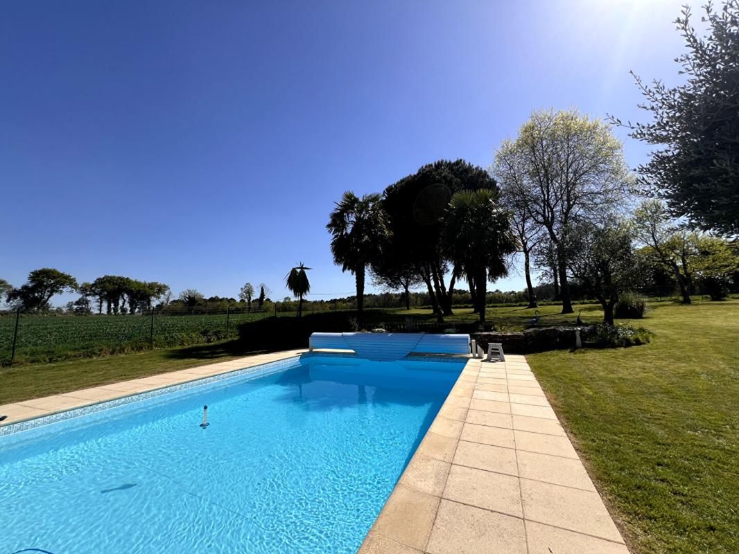 PLUVIGNER Magnifique chaumière de 225 m2- 4 ch- Annexes- piscine 3