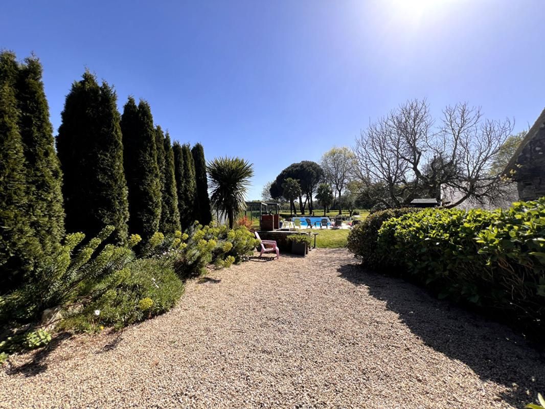 PLUVIGNER Magnifique chaumière de 225 m2- 4 ch- Annexes- piscine 4