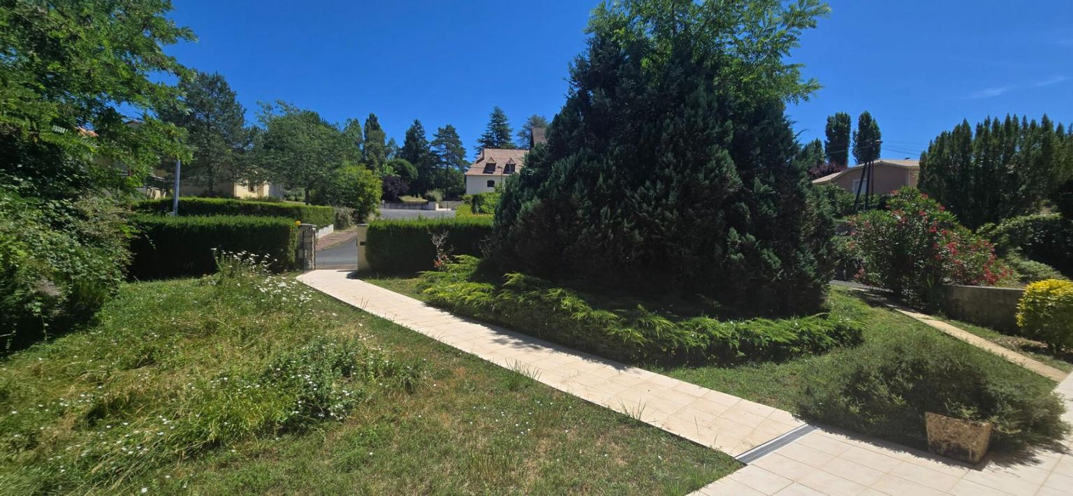 PERIGUEUX Maison type 6, sur sous-sol semi enterré, double garage, sur un terrain de 965 m² 2