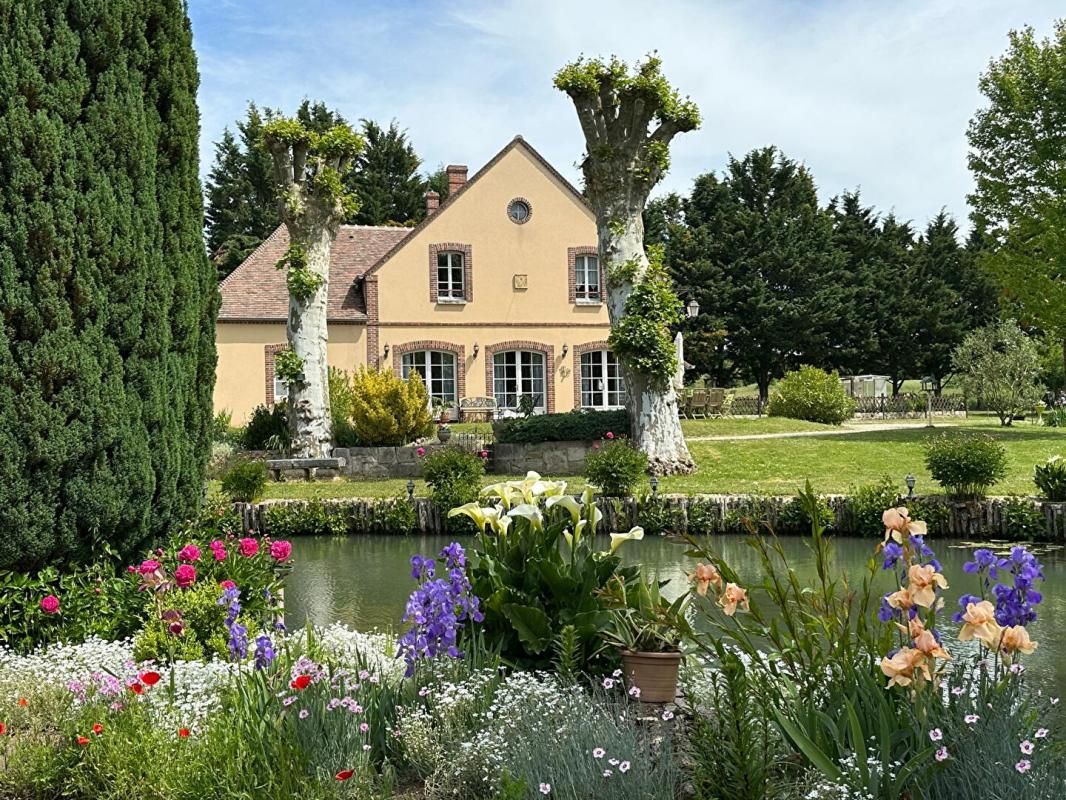 SAINT-GERMAIN-DES-PRES A VENDRE VASTE PROPRIETE Composée de DEUX HABITATIONS et UN STUDIO, ETANG bordée par rivière sur plus de 4,5 Hectares 1