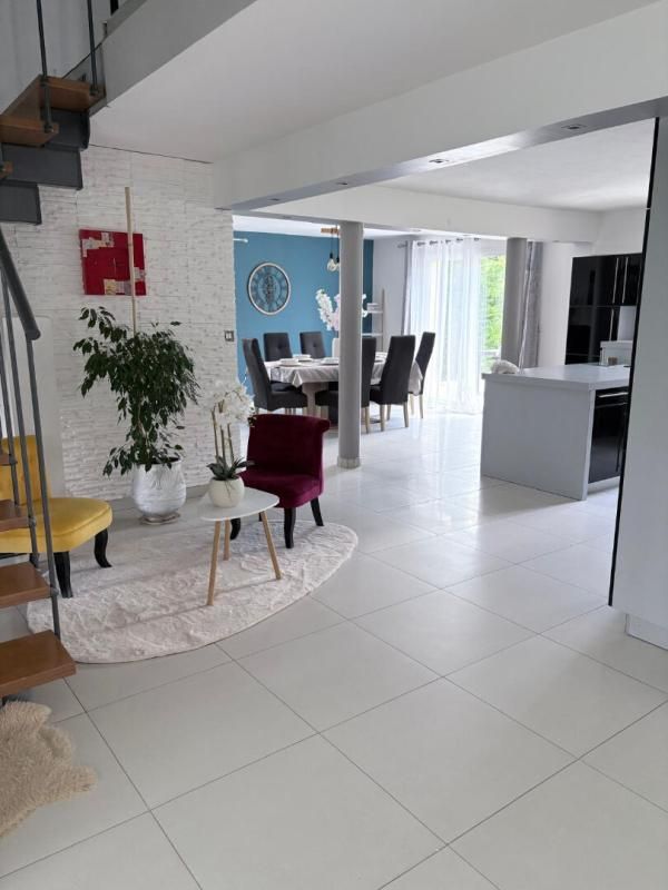 BRIOD Volumes, luminosité et cadre privilégié pour cette belle maison familiale 3