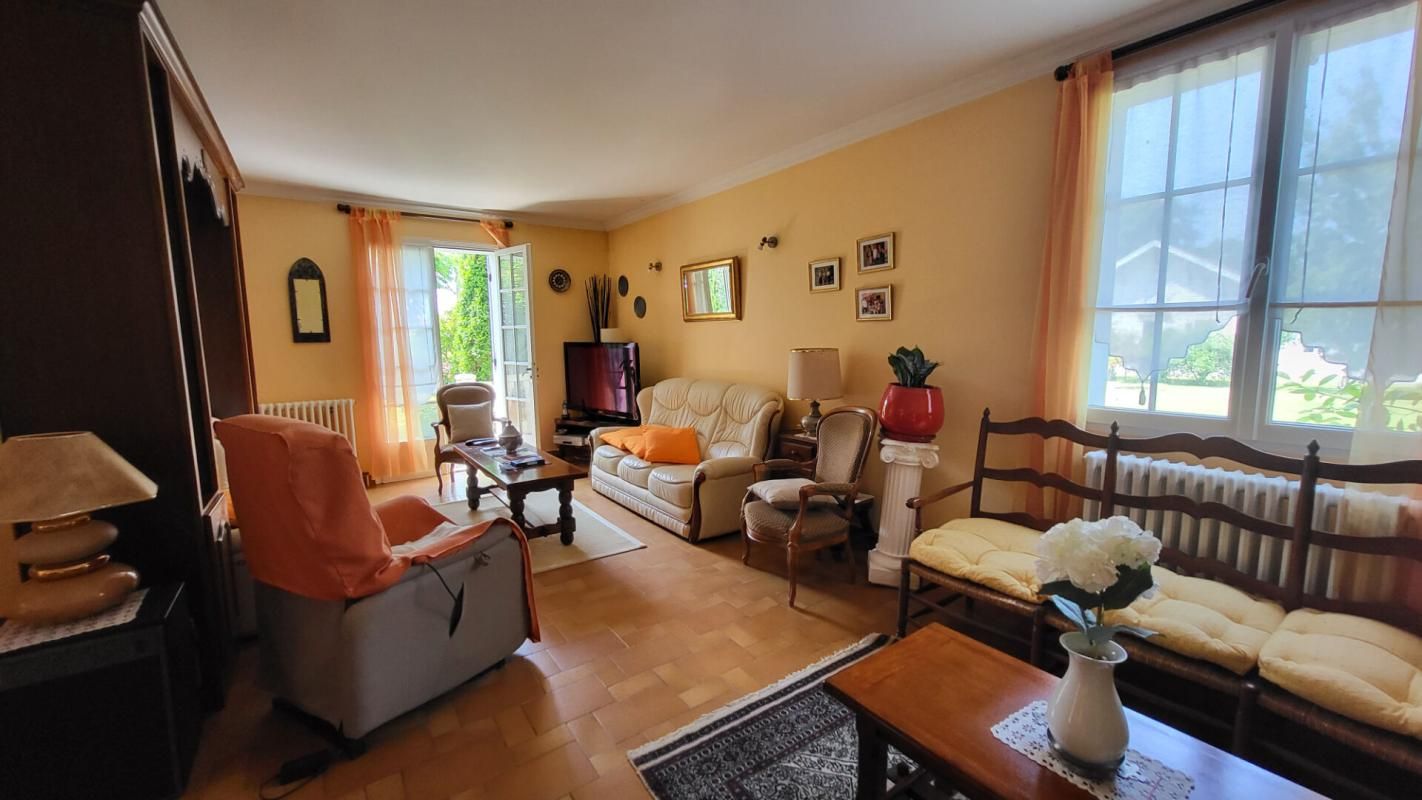 SAINT-MEDARD-DE-MUSSIDAN Maison années 1975  Saint Medard De Mussidan 6 pièces  210 m2 jardin de 1310m² 3