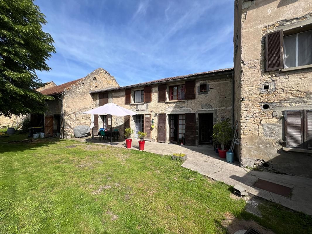 AUBIAT Corps de ferme avec grange et jardin clos ? 165 m² ? Aubiat ? Fort potentiel 4