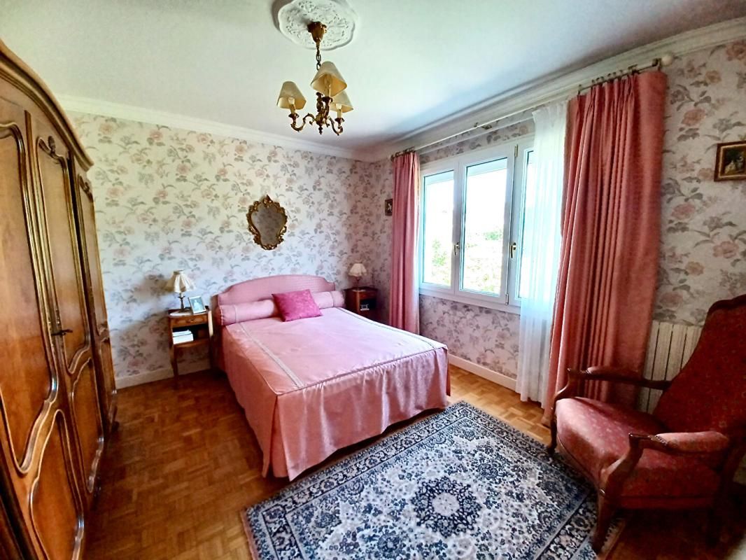 PEAULE Sally HICKEY vous propose en Exclusivité à PEAULE 56130, au coeur d'un bourg breton pittoresque et proche de tous commerces à pied, cette maison T4 ( 3 chambres - possible 4 ) et son grand jardin clos. Au prix de 205 000 euros, HAI 3