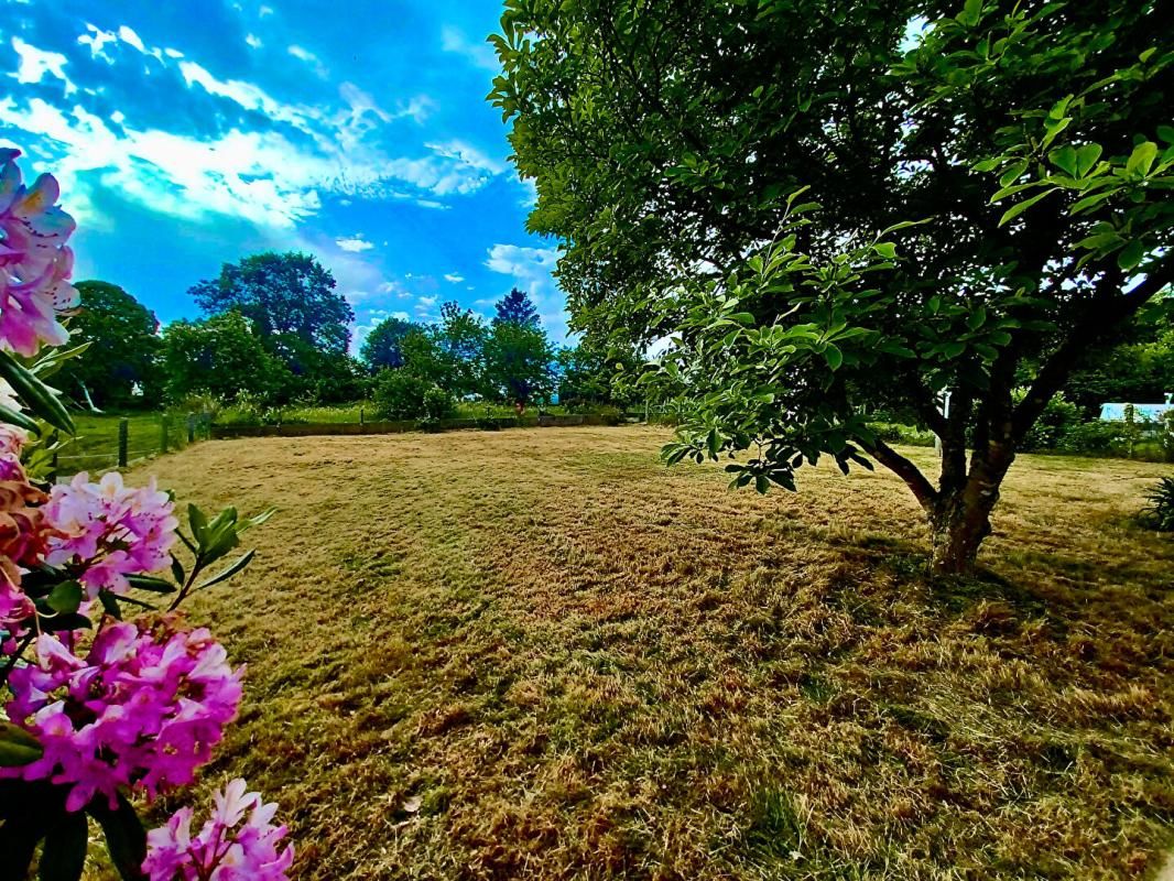 PEAULE Sally HICKEY vous propose en Exclusivité à PEAULE 56130, au coeur d'un bourg breton pittoresque et proche de tous commerces à pied, cette maison T4 ( 3 chambres - possible 4 ) et son grand jardin clos. Au prix de 205 000 euros, HAI 4