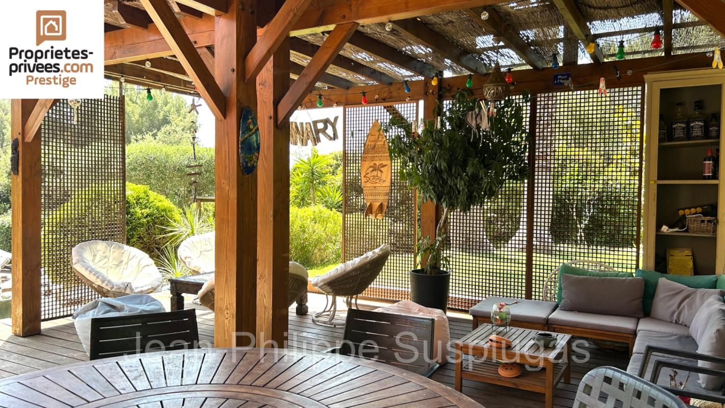 SANARY-SUR-MER Villa Sanary Sur Mer 8 pièce(s) 235 m2 4