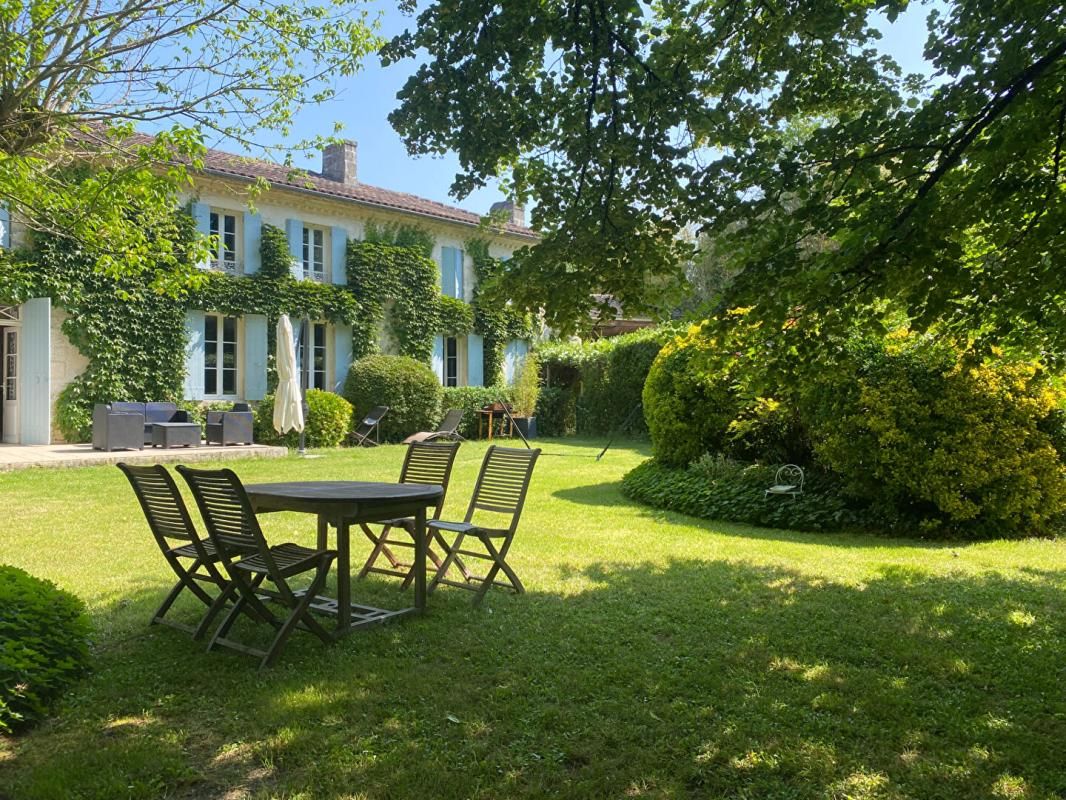 CIVRAC-DE-BLAYE Elégante maison de maître avec activité touristique à forte valeur ajoutée 1