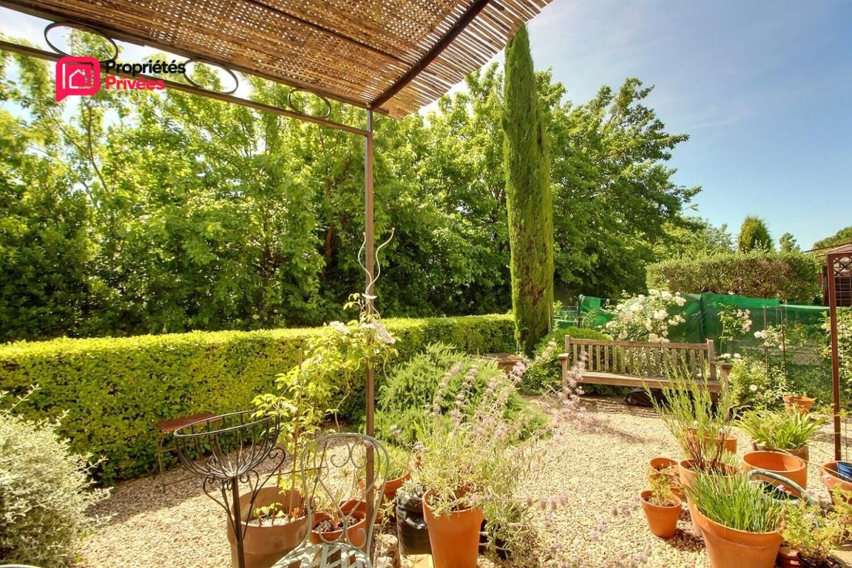 UZES 5 minutes a pieds de la place aux herbes , 85 m² 3 chambres garage place de parking et jardin de 100m²