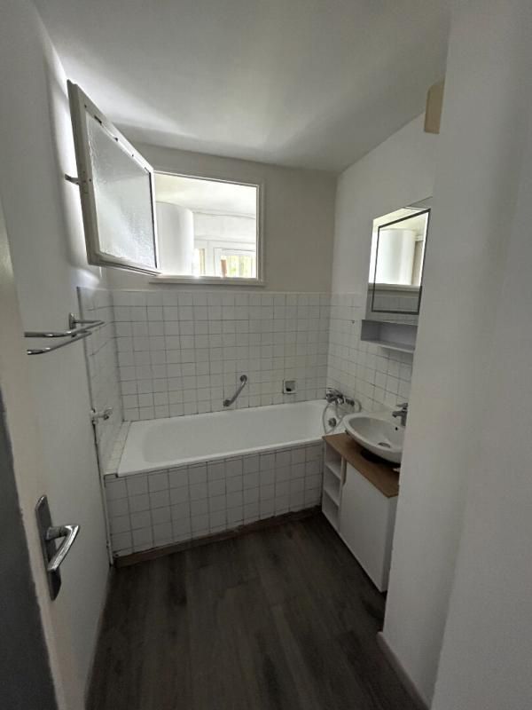 DRAGUIGNAN À vendre T4 lumineux au dernier étage, proche centre-ville et commerces 3