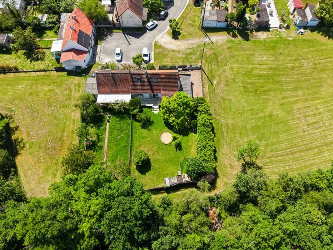 Maison de charme dans une impasse, Calme et potentiel à Venesmes