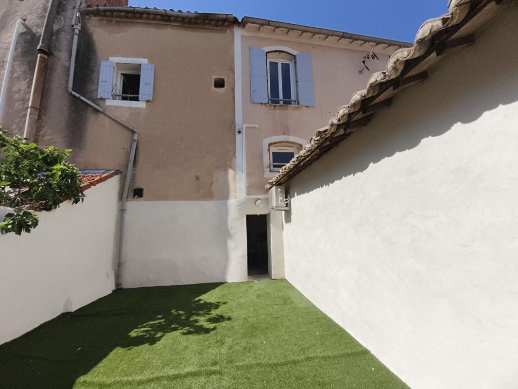 MONTEUX MONTEUX : Maison de ville entièrement rénovée avec garage et cour 2