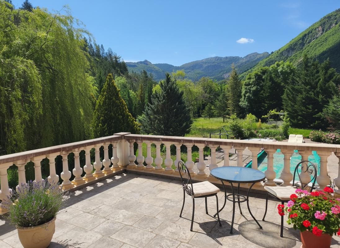 CHAUDON-NORANTE Maison de caractère avec piscine et jardin 2