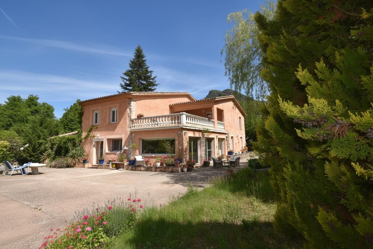 CHAUDON-NORANTE Maison de caractère avec piscine et jardin 4