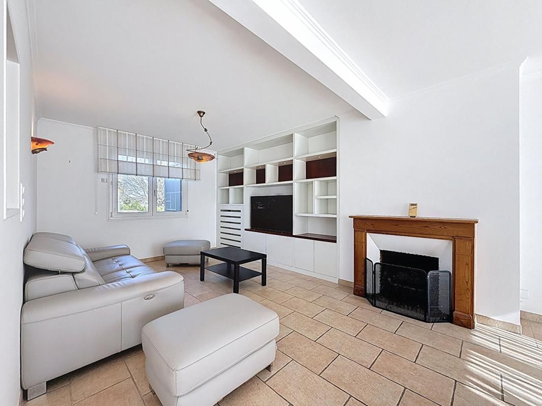 VANNES Maison avec piscine. Commerces à pied et cadre privilégié sur 930 m² de terrain. 15 minutes de Vannes 4