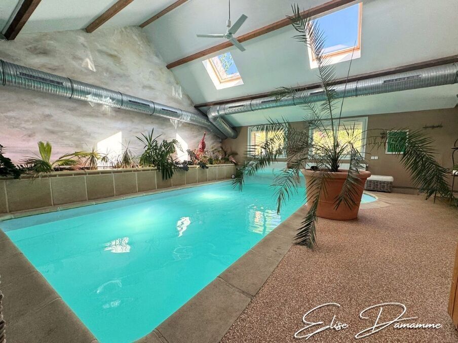 Grande maison 5 chambres, piscine intérieure, salle de billard, jardin, garage double