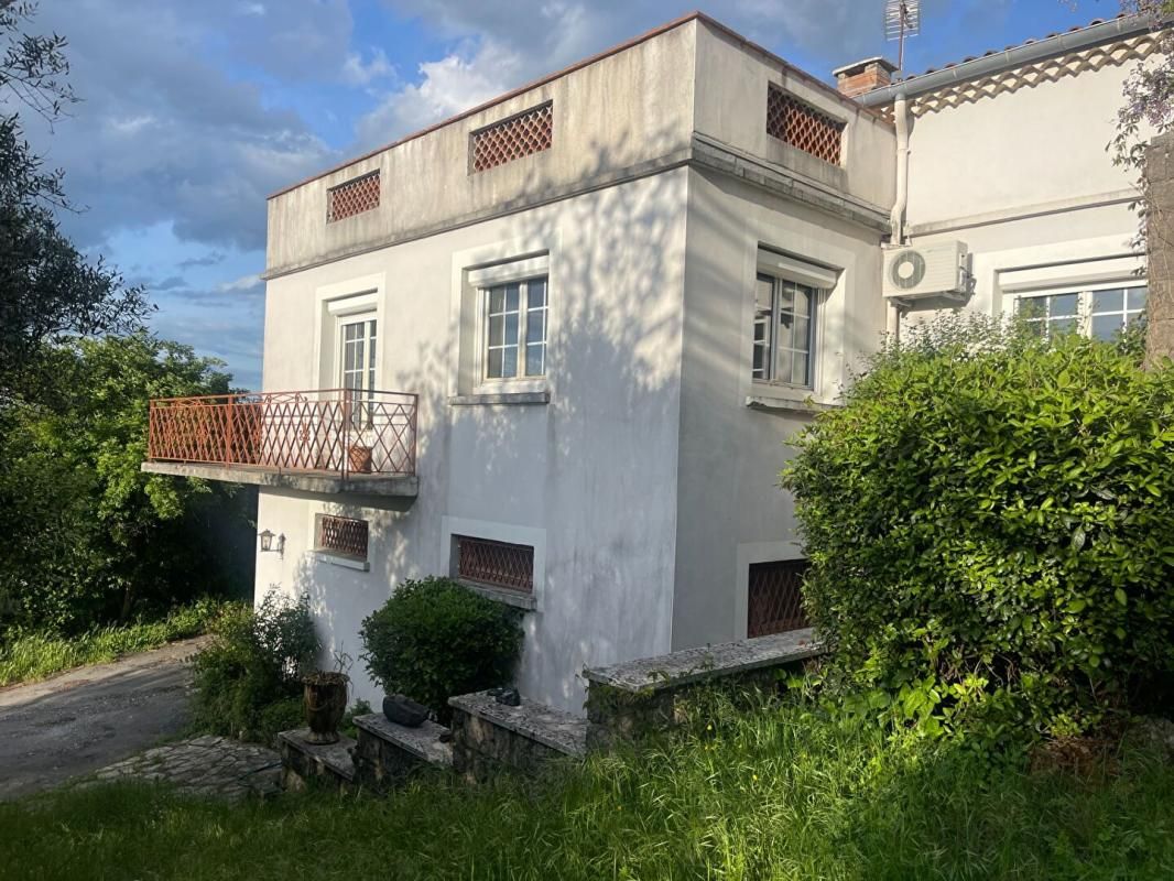 Sur la commune d'ALES , grande maison d'architecte disposant de 2 logements , terrain constructible