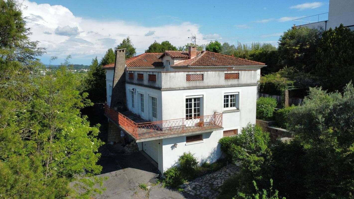 ALES Sur la commune d'ALES , grande maison d'architecte disposant de 2 logements , terrain constructible 4