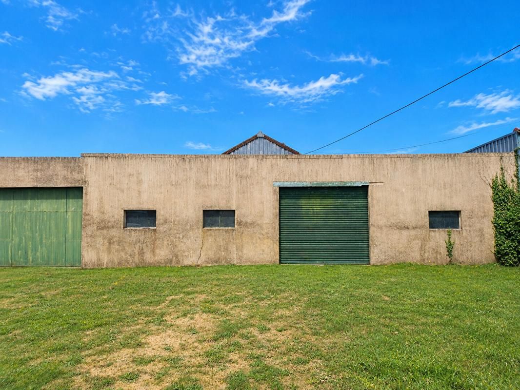 Rare : 5 000 m² constructibles en zone artisanale avec bâtiment artisanal de 960 m² et maison d'habitation ? FORT POTENTIEL DE DÉVELOPPEMENT