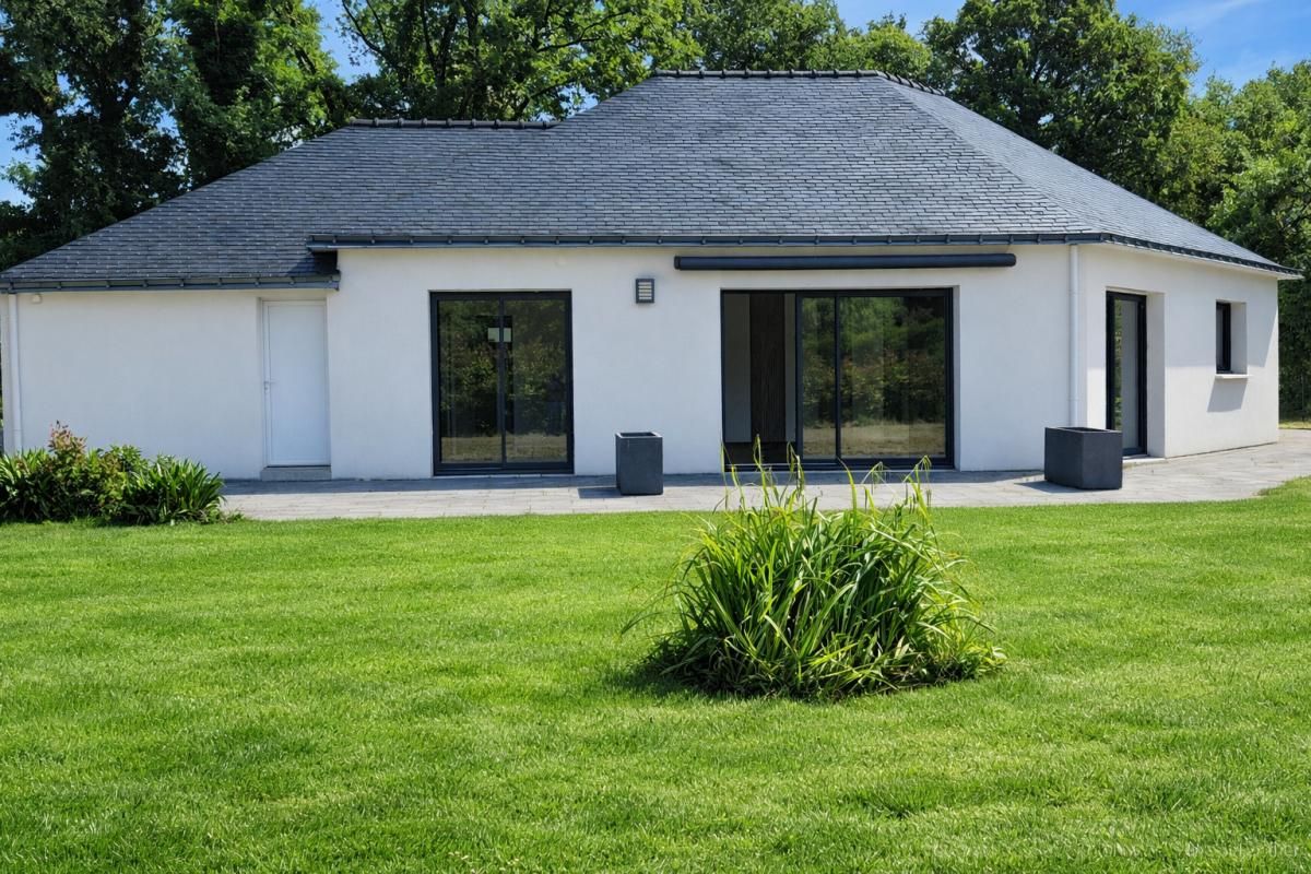 TRES BELLE MAISON CONTEMPORAINE DE PLAIN PIED de 112 m2 réalisée en 2018 dans le Finistère en limite du Morbihan - (2 min de Spézet, 10 min de Gourin - 10 min de Châteauneuf du Faou)