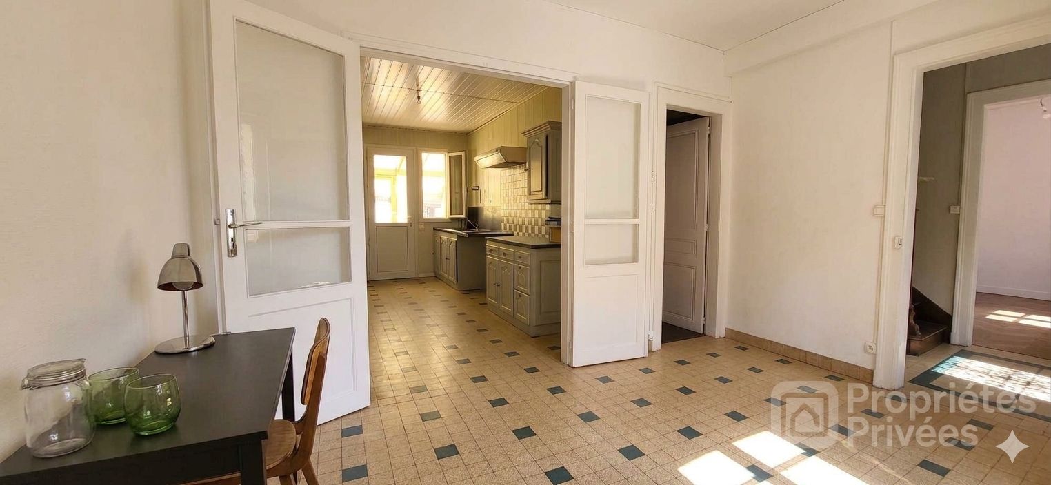 VERNEUIL-SUR-AVRE Maison de village et annexes 2