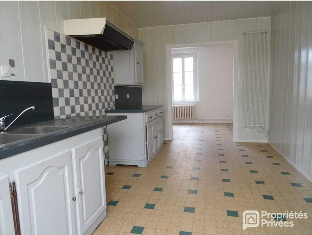 VERNEUIL-SUR-AVRE Maison de village et annexes 4