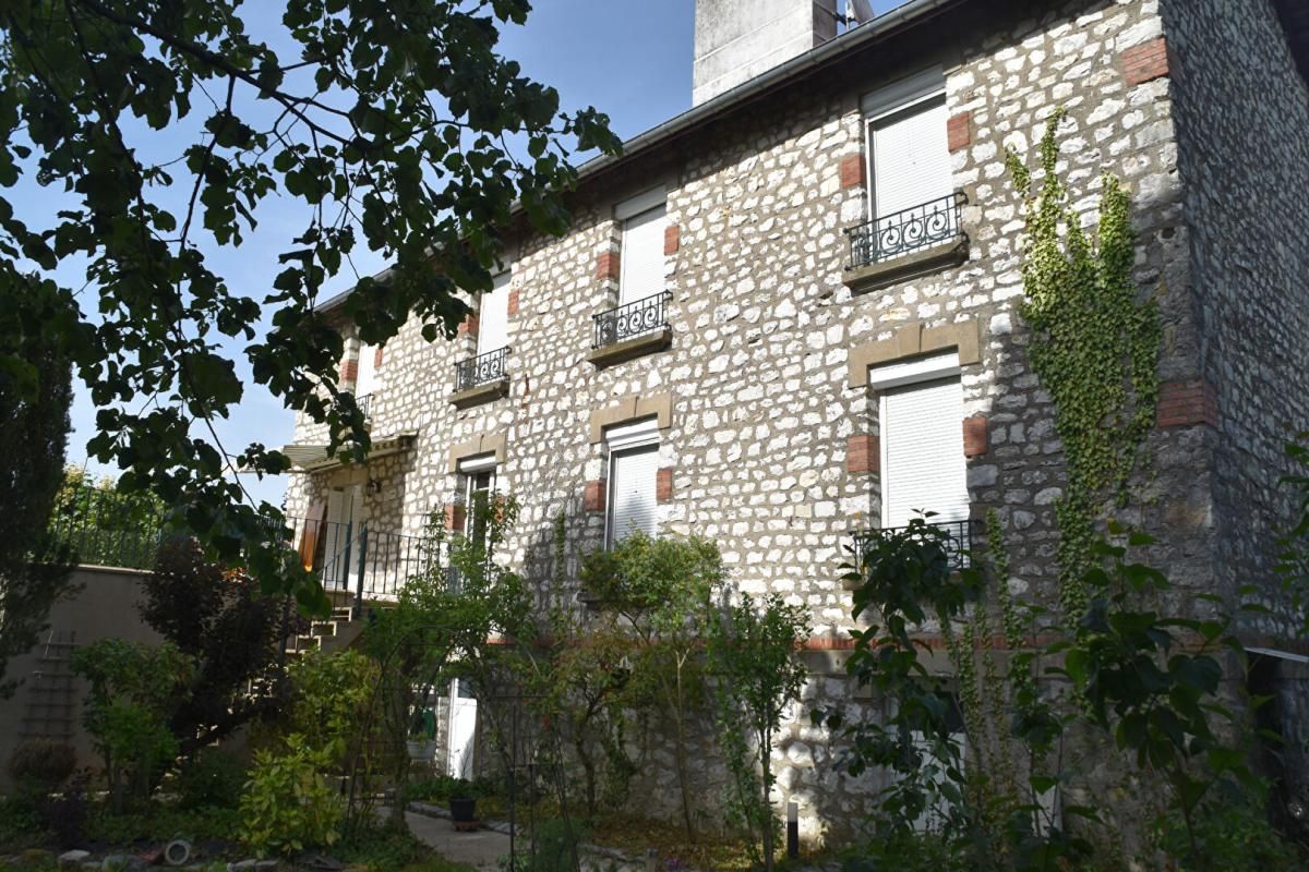 VARENNES-EN-ARGONNE Maison Varennes En Argonne 10 pièce(s) 231 m2 1