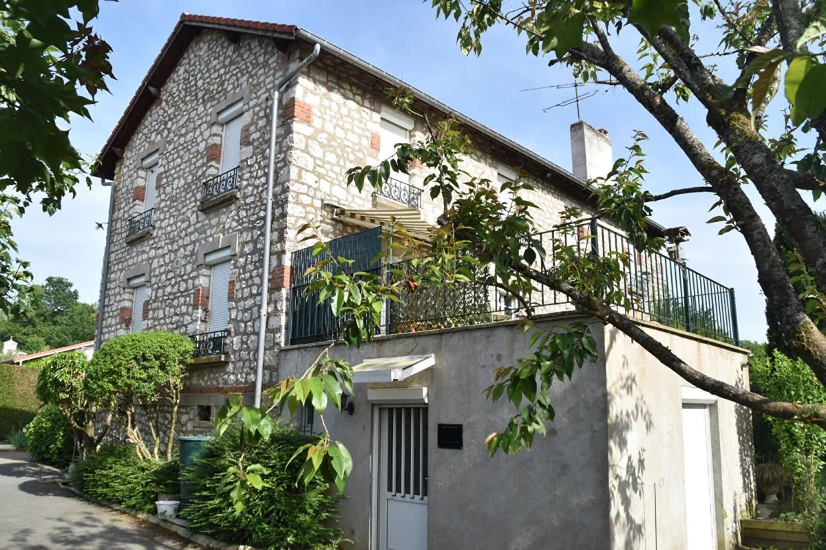 VARENNES-EN-ARGONNE Maison Varennes En Argonne 10 pièce(s) 231 m2 2