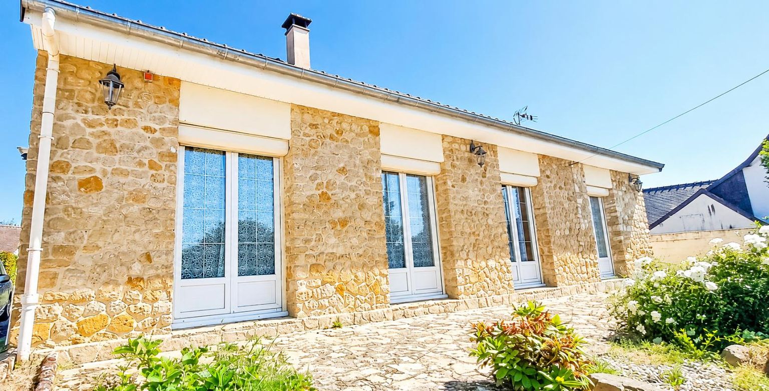 LAVARE Maison de plain pied lumineuse et peu énergivore de 5 pièces de plus de 70 m2 sur une parcelle de plus de 700 m2 1