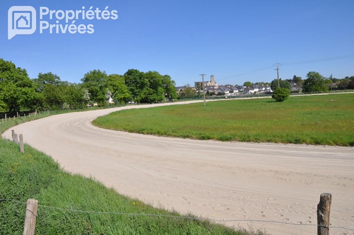 LAVAL MAYENNE - CENTRE EQUESTRE 7 HECTARES, HANGAR, STUDIO 4