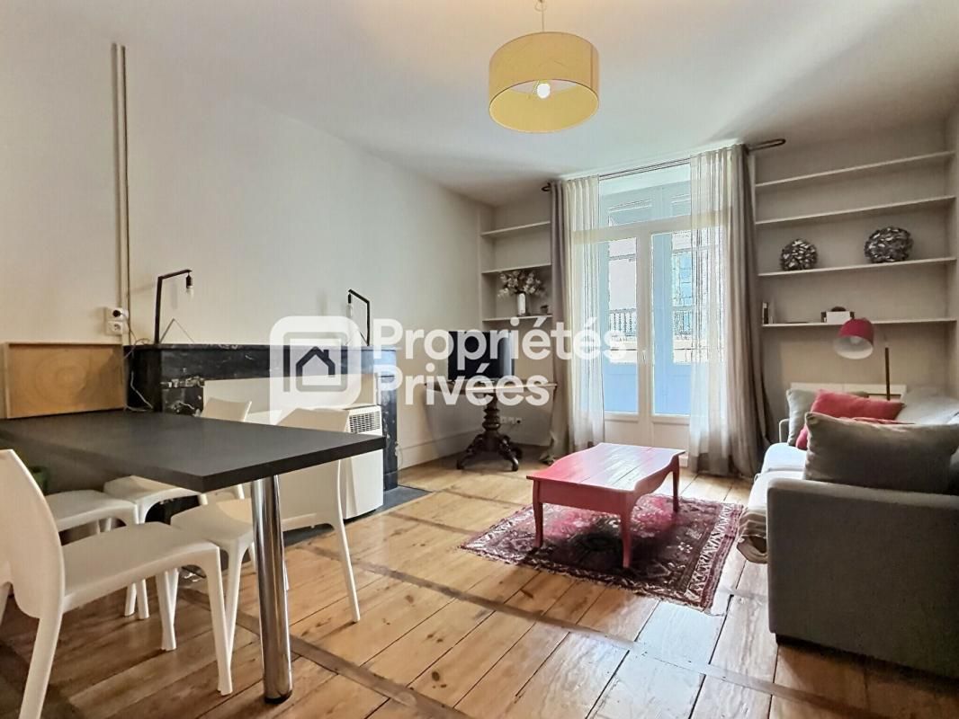 PERIGUEUX Superbe immeuble rénové d'env. 430m² avec 7 appartements T2 meublés + 2 locaux commerciaux et caves en plein centre historique de PERIGUEUX (24000) 1