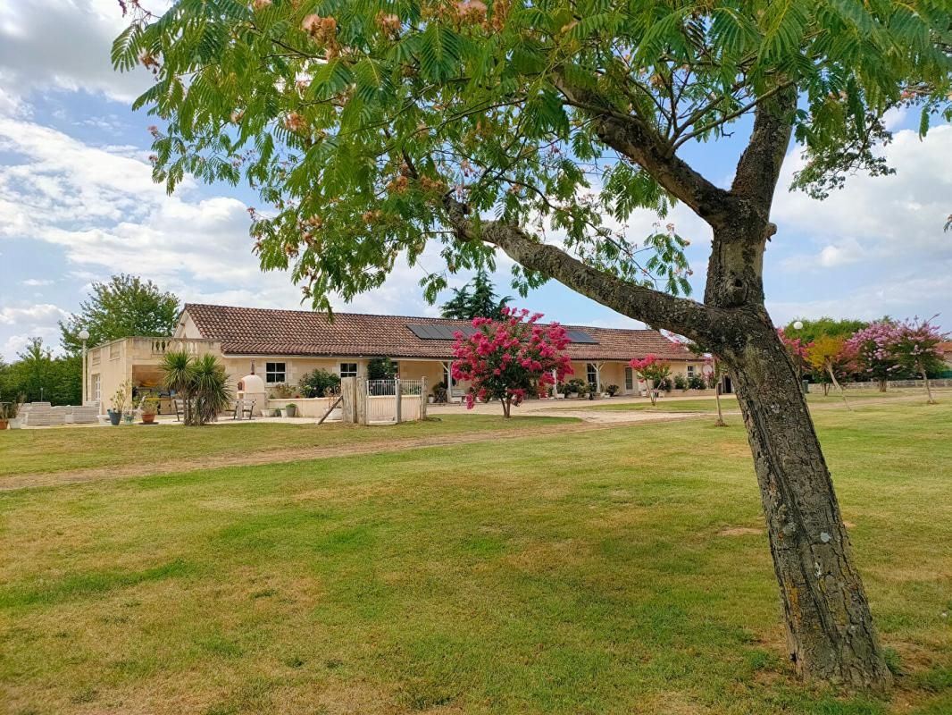 GENSAC Demeure Gensac 10 pièce(s) 280 m2 1