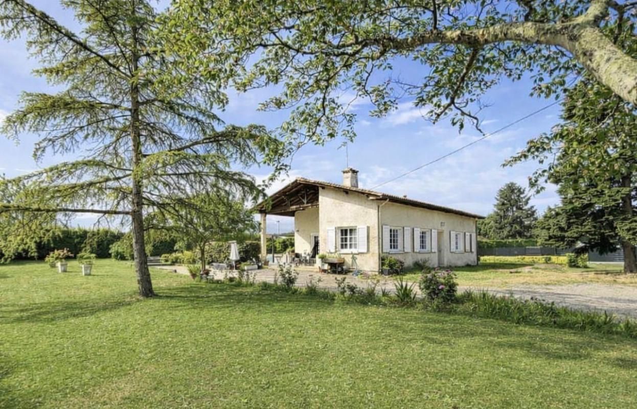 Tout proche de Saint-André de Cubzac à Prignac et Marcamps -33 710 - Maison Contemporaine Rénovée  de  5 pièce(s) 115 m2 - 3 Chambres dont 1 suite Parentale - Piscine - Dépendances