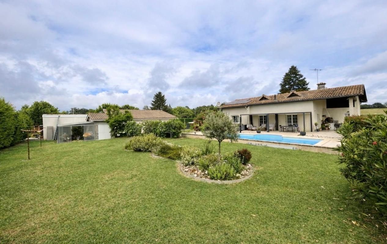 PRIGNAC-ET-MARCAMPS Tout proche de Saint-André de Cubzac à Prignac et Marcamps -33 710 - Maison Contemporaine Rénovée de 5 pièce(s) 115 m2 - 3 Chambres dont 1 suite Parentale - Piscine - Dépendances 4