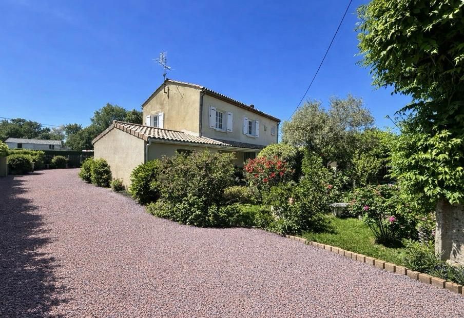 MARSAS Tout proche de Saint-André de Cubzac à Marsas - Maison Contemporaine R+1 de 135.60 m2 habitables sur un terrain clos d'environ 946 m2 - Dépendances 1
