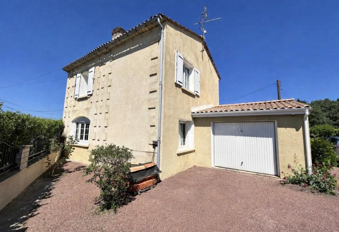 MARSAS Tout proche de Saint-André de Cubzac à Marsas - Maison Contemporaine R+1 de 135.60 m2 habitables sur un terrain clos d'environ 946 m2 - Dépendances 2