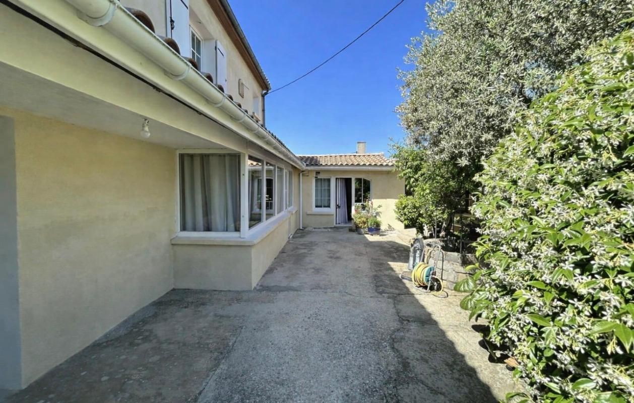 MARSAS Tout proche de Saint-André de Cubzac à Marsas - Maison Contemporaine R+1 de 135.60 m2 habitables sur un terrain clos d'environ 946 m2 - Dépendances 3