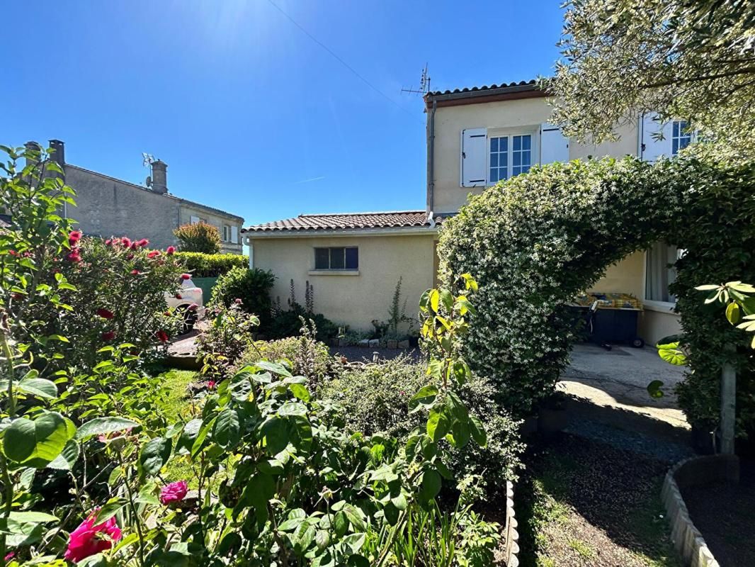 MARSAS Tout proche de Saint-André de Cubzac à Marsas - Maison Contemporaine R+1 de 135.60 m2 habitables sur un terrain clos d'environ 946 m2 - Dépendances 4
