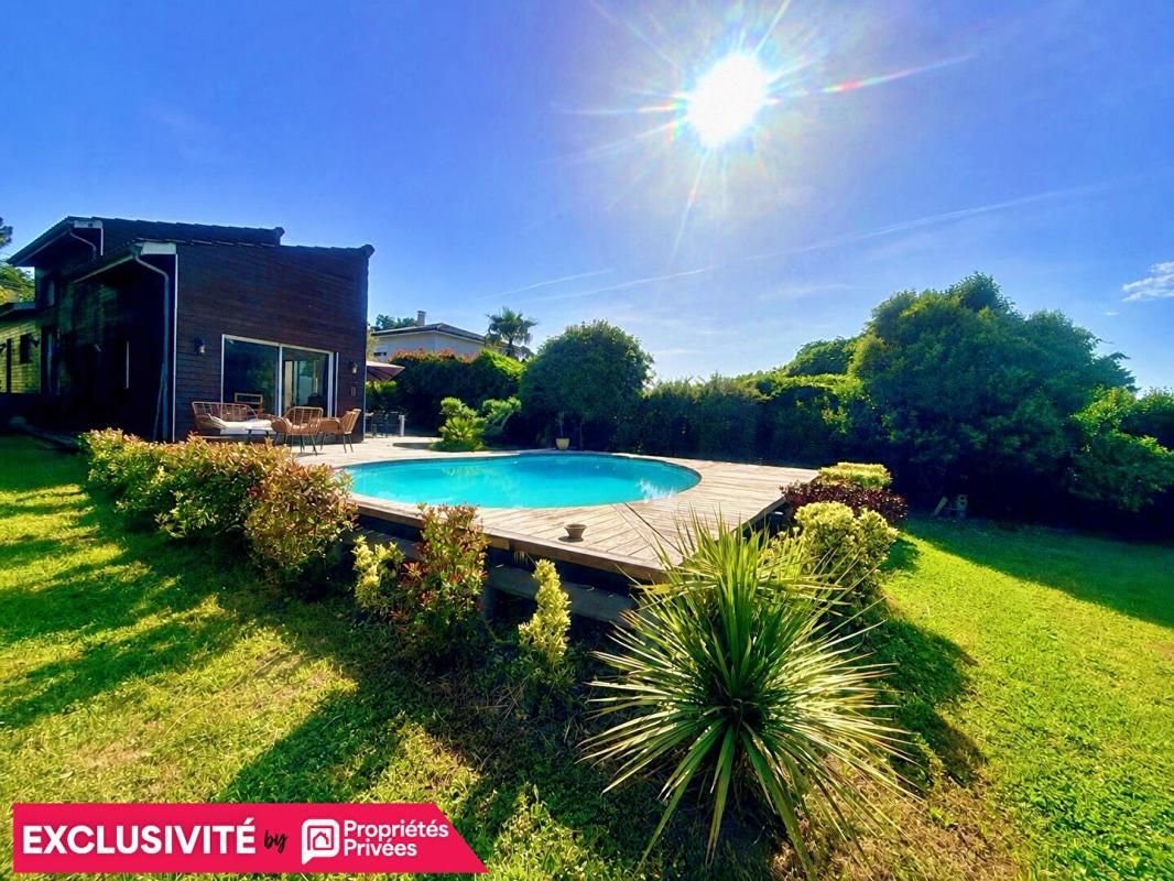 QUINSAC Maison de caractère au style unique 125 m² 6 pièces avec piscine garage et vue nature à Quinsac 1